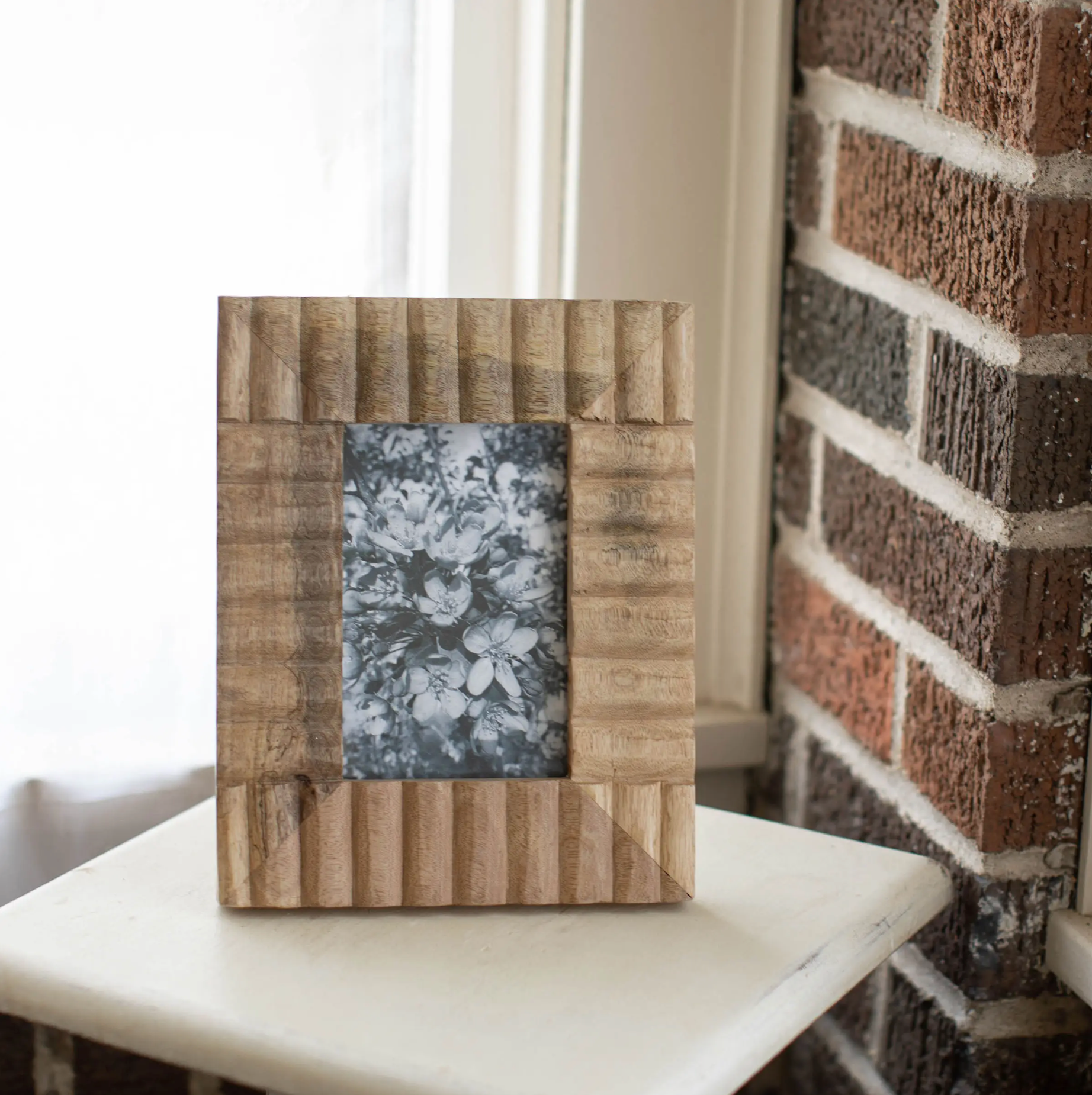 CARVED WOOD PHOTO FRAME 4X6