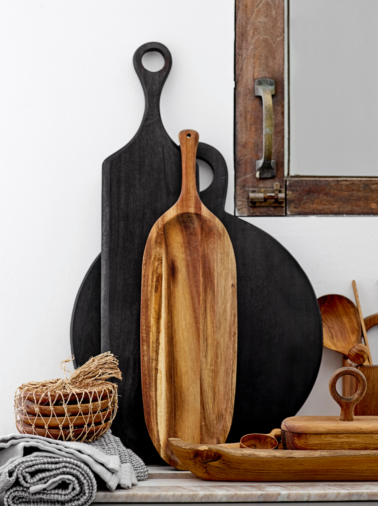 ACACIA WOOD TRAY / CUTTING BOARD -ROUND-
